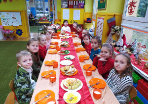 Dzieci jedzą wspólnie posiłek